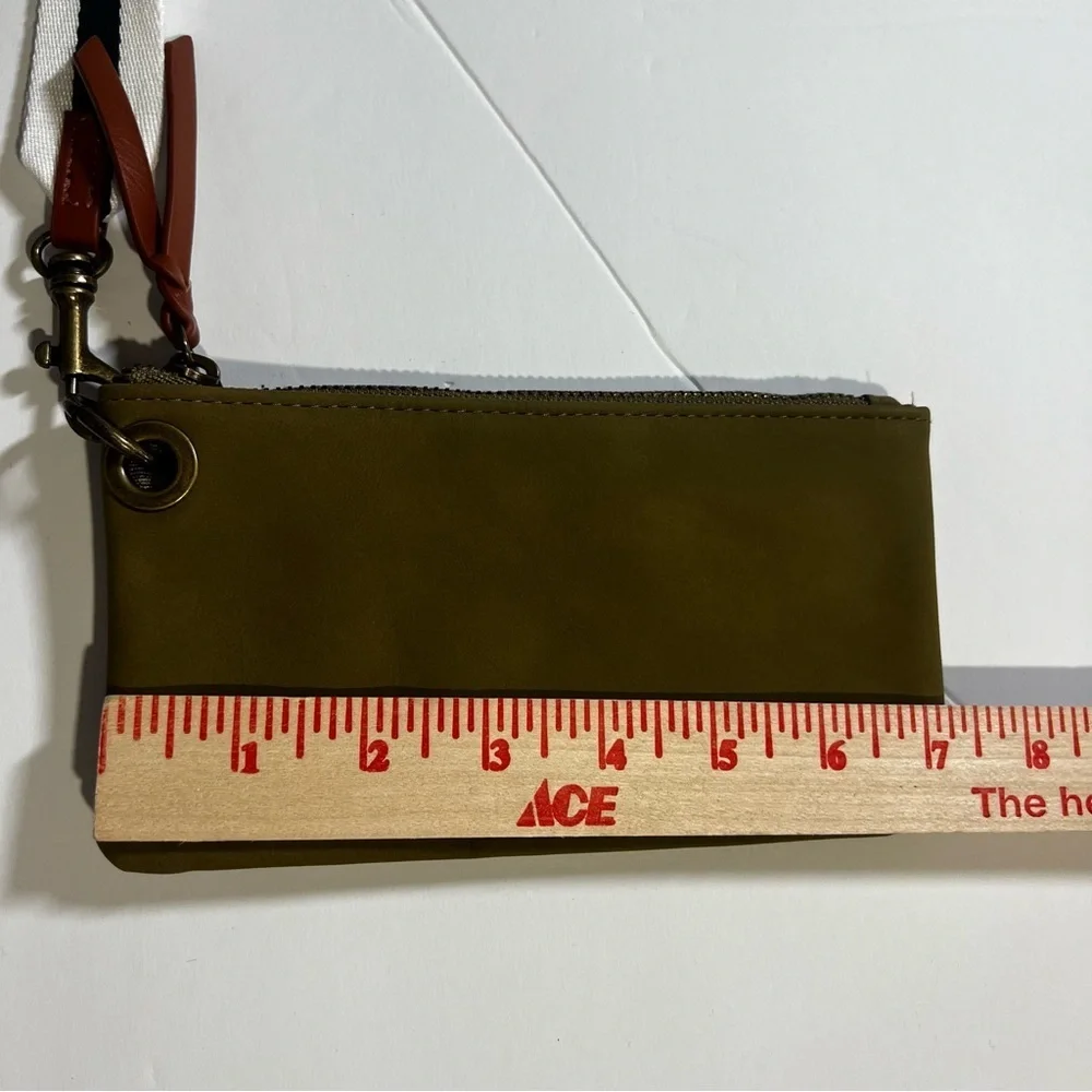 Universal Thread Co. Small Clutch Wristlet Matte Green - Picture 3 of 6